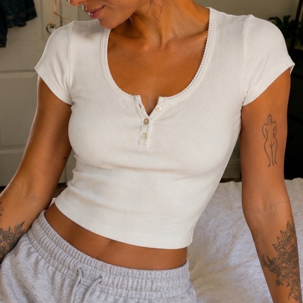 Brandy Melville Womens Short Sleeve Ribbed Henley Scalloped Top White OS